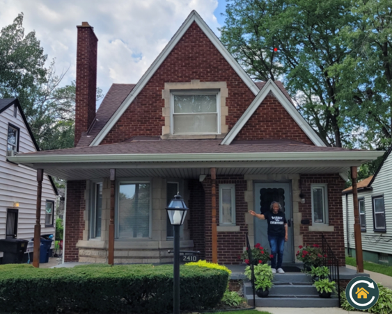 A Detroit homeowner happy with her new roof from Renew Detroit