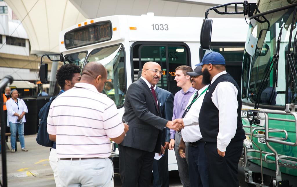 كشف النقاب عن حافلات جديدة لإدارة النقل في ديترويت 8.9.22